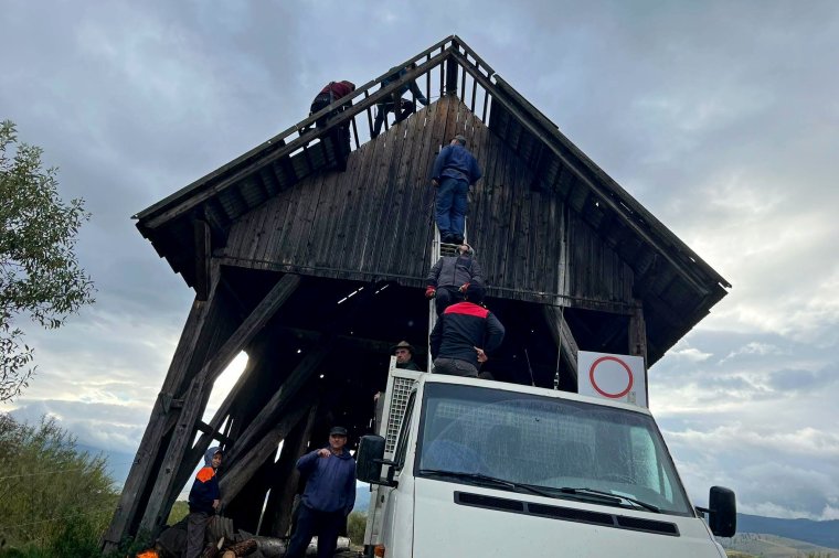 Közösségi munkával javították meg a szárhegyi fedeles hidat