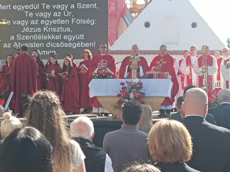 Zarándokokkal és gyergyószentmiklósiakkal imádkozott együtt Sulyok Tamás