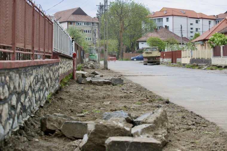 Elindult a felásott utak helyreállítása Gyergyószentmiklóson