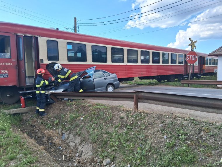 Autót sodort el a vonat Maros megyében