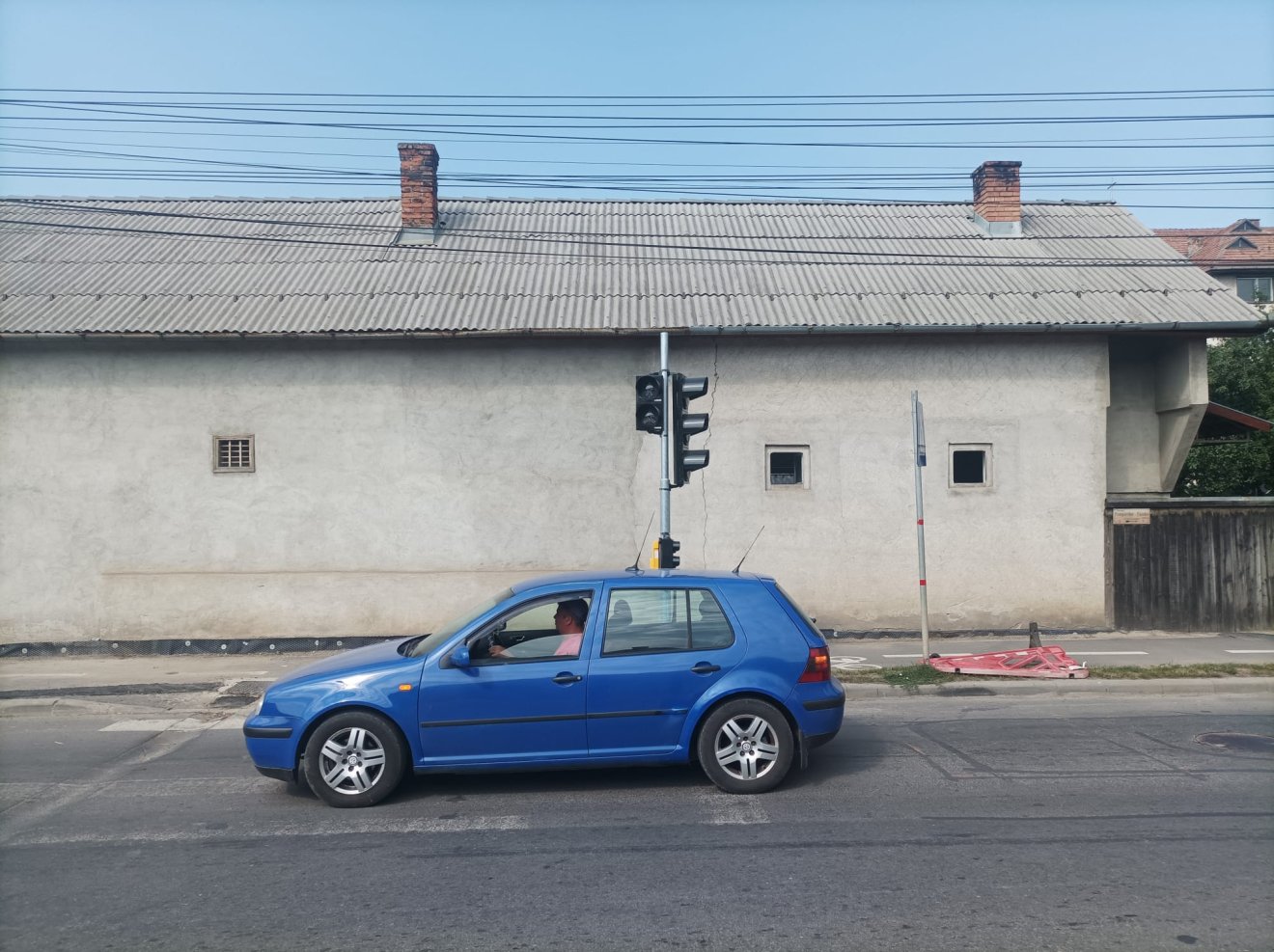 A gyergyószentmiklósi közlekedésbiztonságot szolgáló projekt is elkészül, a Kossuth Lajos és a Dózsa György utcák sarkára már felszerelték a jelzőlámpákat &bullet;  Fotó: Gergely Imre