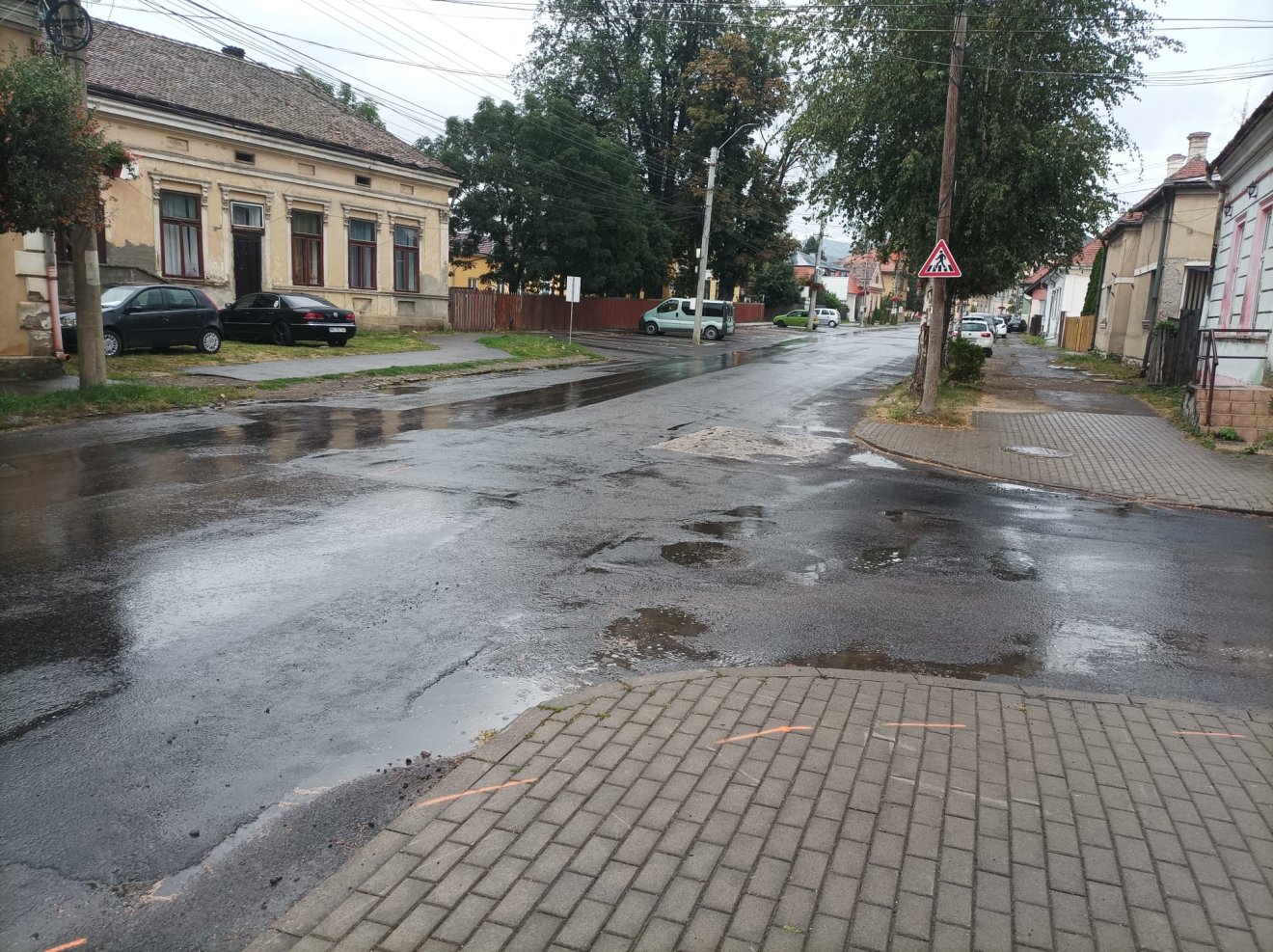 A Kossuth Lajos utca felső felén a járdák, zöldövezetek újulnak meg, bicikliutak is épülnek • Fotó: Gergely Imre