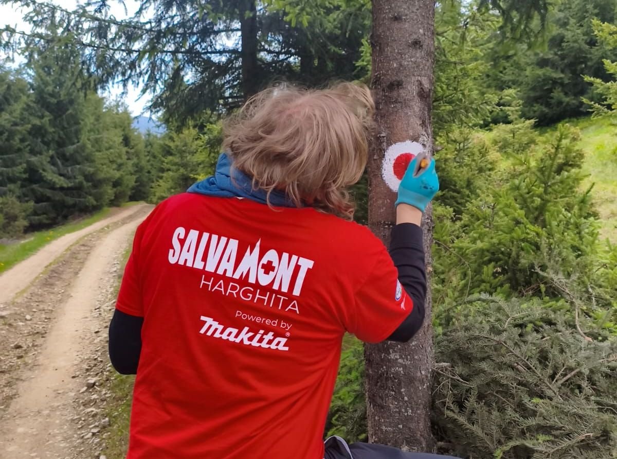 A hegyimentők a megye minden kistérségében folyamatosan karbantartják a túraösvényeket • Fotó: Hargita Megye Tanácsának Hegyi és Barlangimentő Közszolgálata