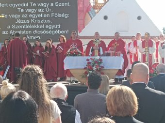 Zarándokokkal és gyergyószentmiklósiakkal imádkozott együtt Sulyok Tamás