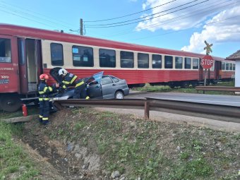Autót sodort el a vonat Maros megyében