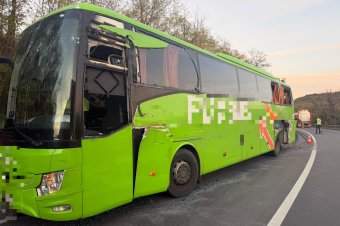 Autóbusz és teherautó ütközött Zoltánnál a 13-as országúton