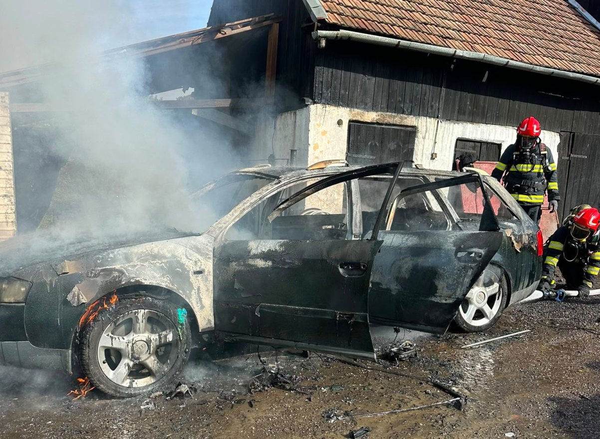 Teljesen kiégett egy személyautó Segesváron
