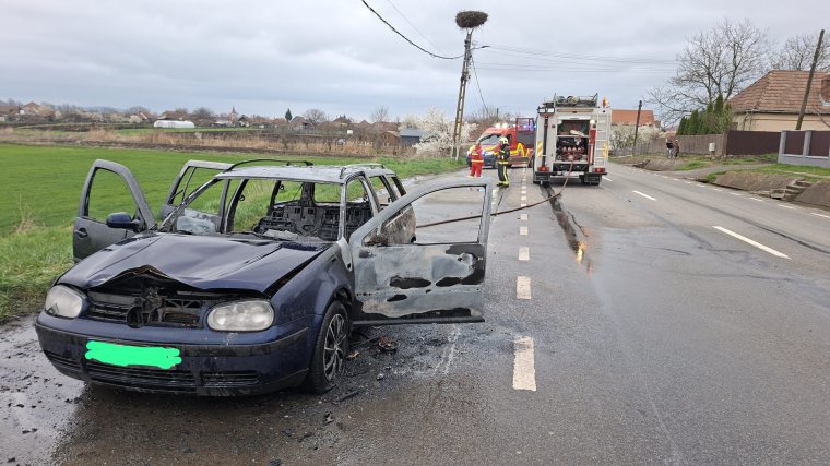 Kiégett egy autó az országúton Maros megyében