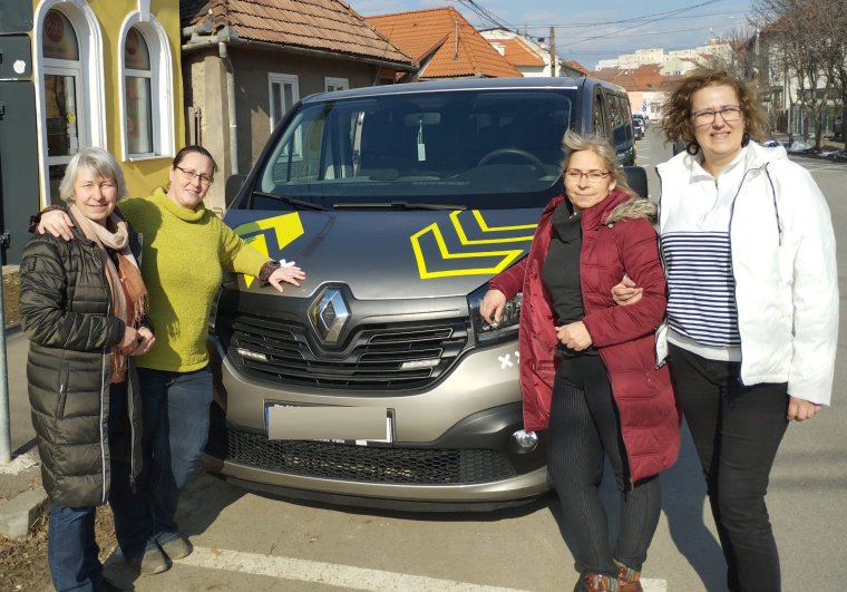 Kisbuszt vásárolt a HalVirág Bábszínház, új bemutatóra készül a társulat