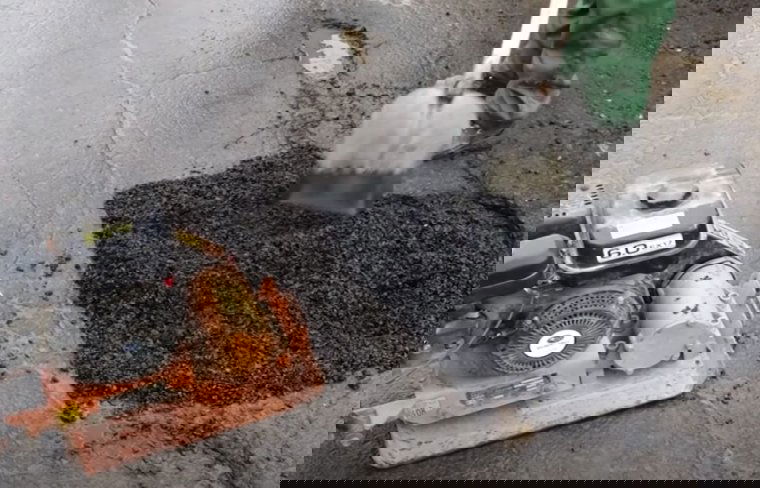 Kátyúznak Gyergyószentmiklóson: egyelőre ideiglenes javítás a tavaszi munkálatokig