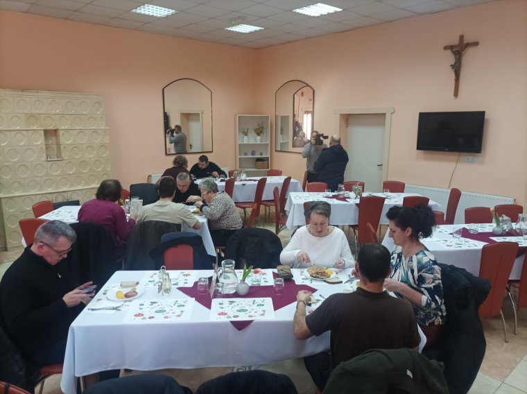 Jóllakni és segíteni egyszerre – megnyílt a Szent Márton Étterem