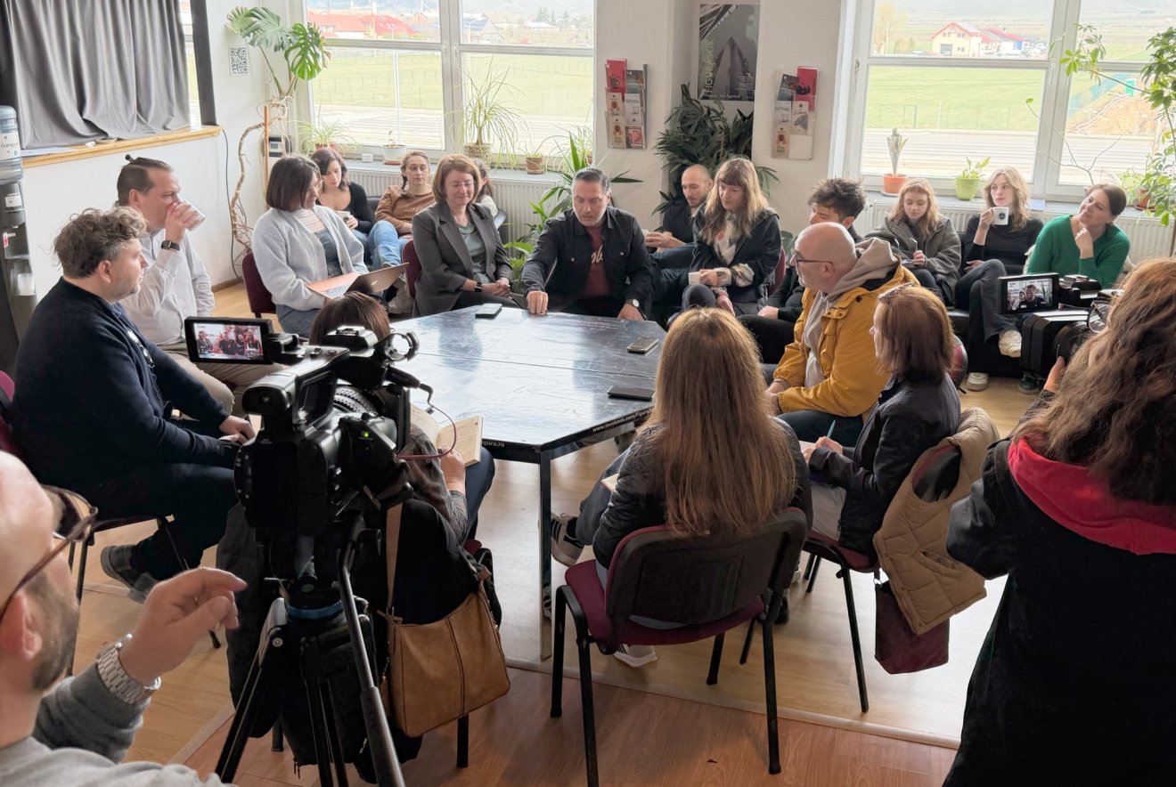 &bullet;  Fotó: Kozma Péter, Figura Stúdió Színház