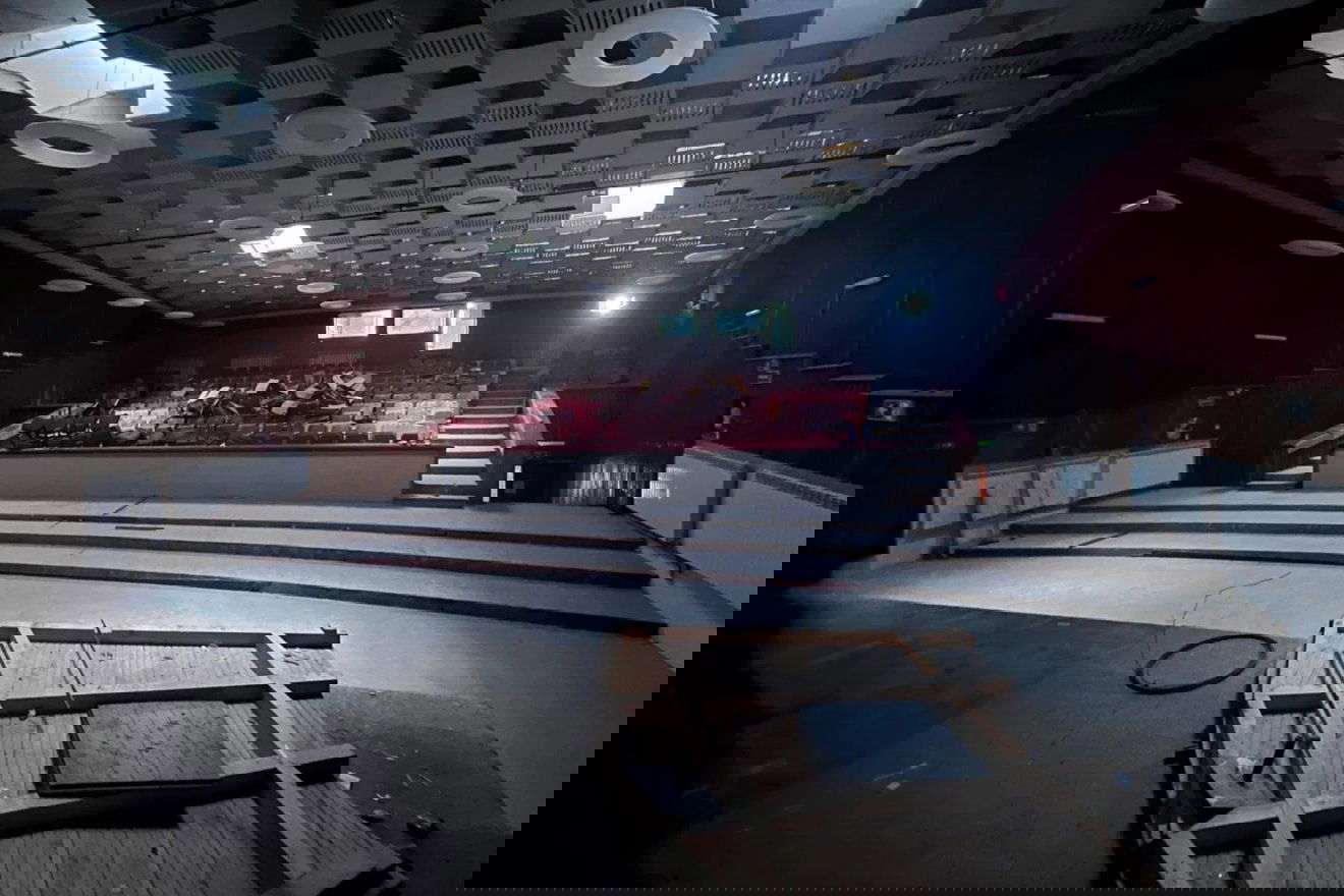 A gyergyószentmiklósi kultúrház felújítása többszöri határidő-módosítás ellenére még nem zárult le véglegesen &bullet;  Fotó: Czirják József Levente