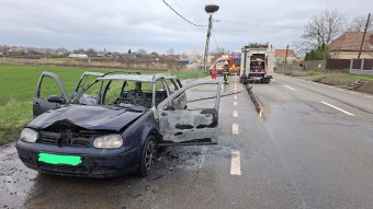 Kiégett egy autó az országúton Maros megyében