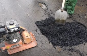 Kátyúznak Gyergyószentmiklóson: egyelőre ideiglenes javítás a tavaszi munkálatokig