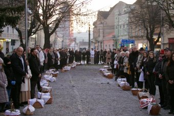 Új hagyomány születik Gyergyószentmiklóson – közösségi eledelszentelés a város szívében