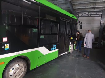 Közelebb a közszállítás újraindítása: megérkeztek az elektromos minibuszok Gyergyószentmiklósra
