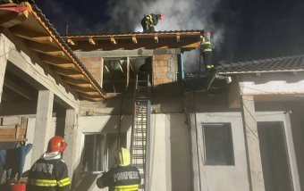 Lakóház tetőzete gyúlt ki egy Maros megyei településen