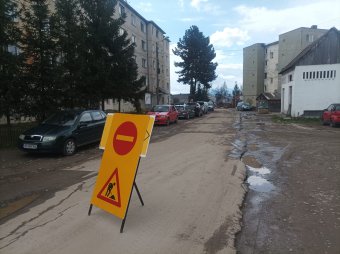 Zajlik a közműépítés, májustól indulhat az aszfaltozás a gyergyószentmiklósi Virág negyedben