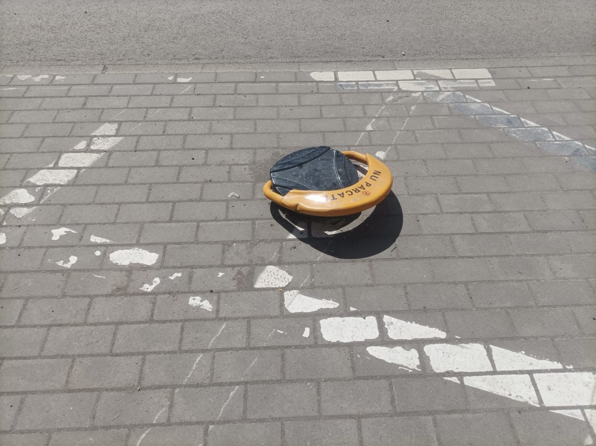 Megrongálták a bérelt parkolóhely blokkolószerkezetét