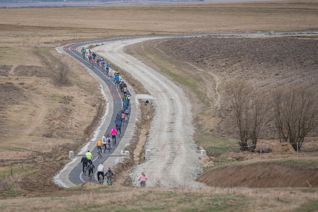 Új kerékpárút Gyergyóremetén: már az első napon több mint kétszázan próbálták ki – videóval
