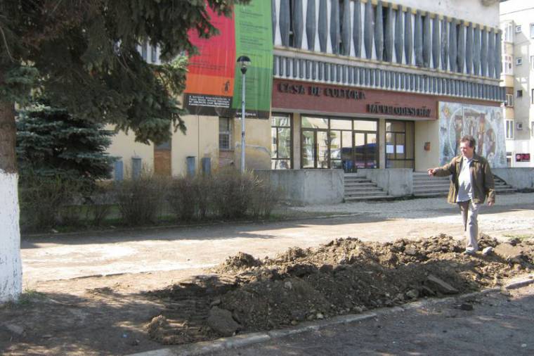 Visszaállítják a kultúrház körüli zöldövezeteket
