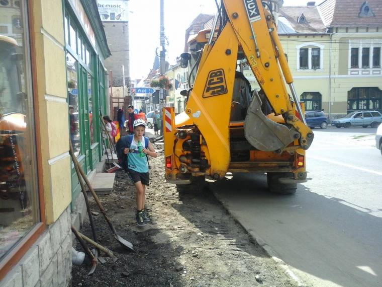 Gyilkostó sugárút: újabb felvonáshoz ért a járdaépítés