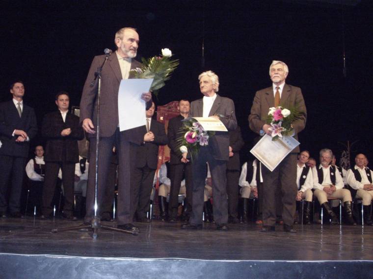 A Gyergyói Magyar Kultúráért Díjat a szárhegyi tábor alapítói vehették át