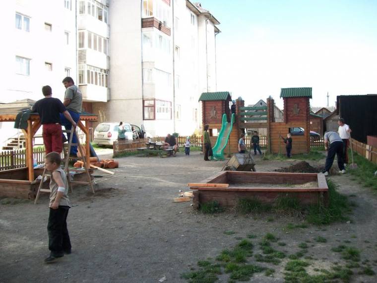 Óvodások szülei tettek rendbe egy köztéri játszóteret