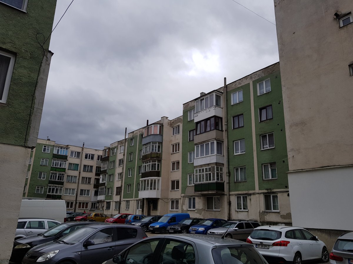 Ráfér a felújítás az évtizedekkel ezelőtt épített gyergyószentmiklósi tömbházakra •  Fotó: Gergely Imre