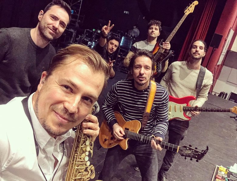 Az Erzsébetligeti Színházban kelnek és fekszenek. Napok óta próbálnak a fiú •  Fotó: Bagossy Brothers Company Facebook