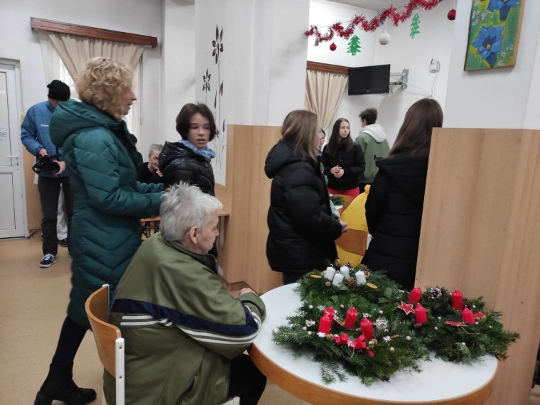 Adventi koszorút ajándékoztak a diákok