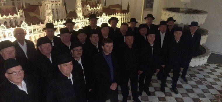 Egységes megjelenésben a Zetelaki Férfi Dalárda