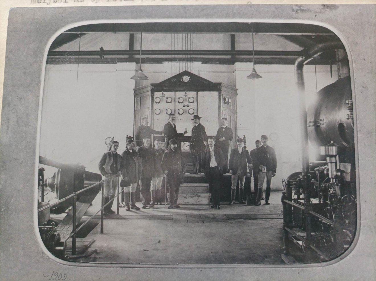 Egy fénykép 1903-ból. Ők voltak a gyergyószentmiklósi „villamos erőtelep” elindítói •  Fotó: Gergely Imre