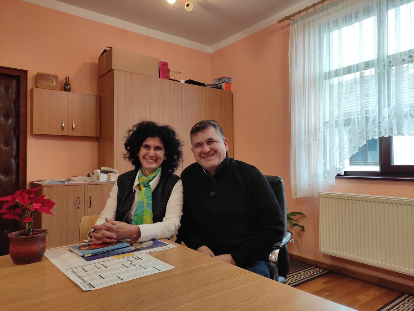 Balázs Katalin és Keresztes Zoltán plébános, a Belső Iránytű szervezőcsapatának tagjai. •  Fotó: Barabás Orsolya