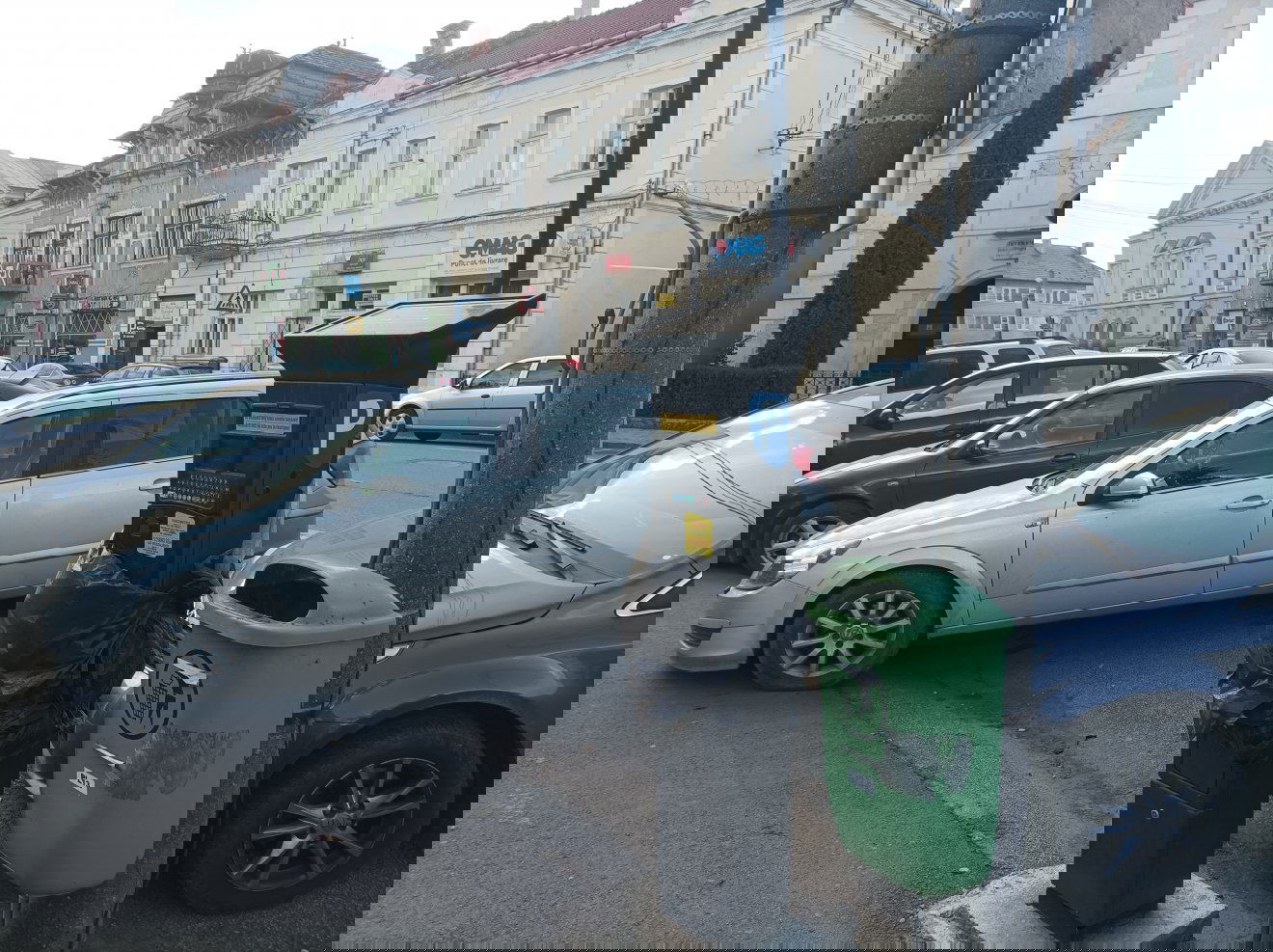 Használatlan parkolóautomaták a főtéren. Beüzemelésről még nincs szó •  Fotó: Gergely Imre