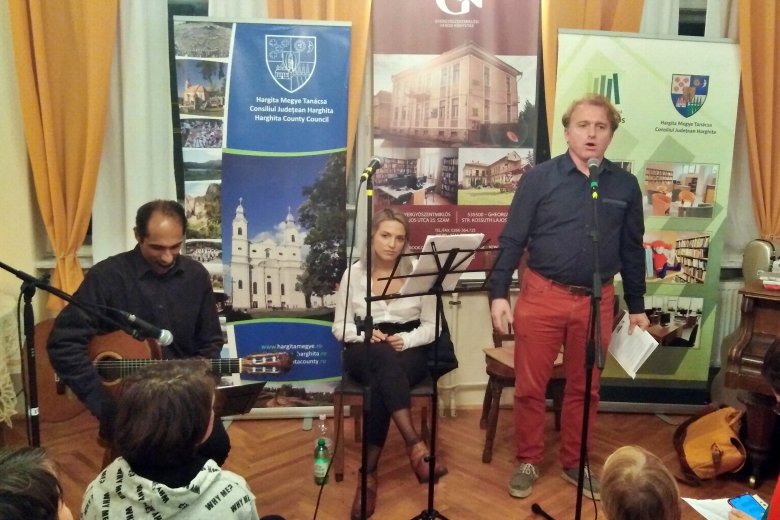 Lackfi János költő, lánya, Dorottya és Sinha Róbert gitárművész Gyergyószentmiklóson •  Fotó: Barabás Orsolya