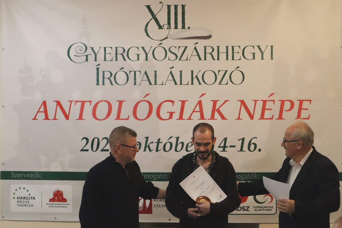 Fekete Vince költő, a Székelyföld folyóirat szerkesztője és Kolcsár Béla, a Gyergyószárhegyi Kulturális és Művészeti Központ vezetője átadják Horváth Benjinek (középen) a Csiki László-díjat •  Fotó: Péter Beáta