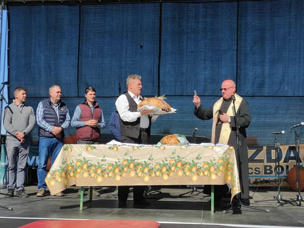 Borka Ernő plébános megáldotta az új kenyeret &bullet;  Fotó: Barabás Orsolya