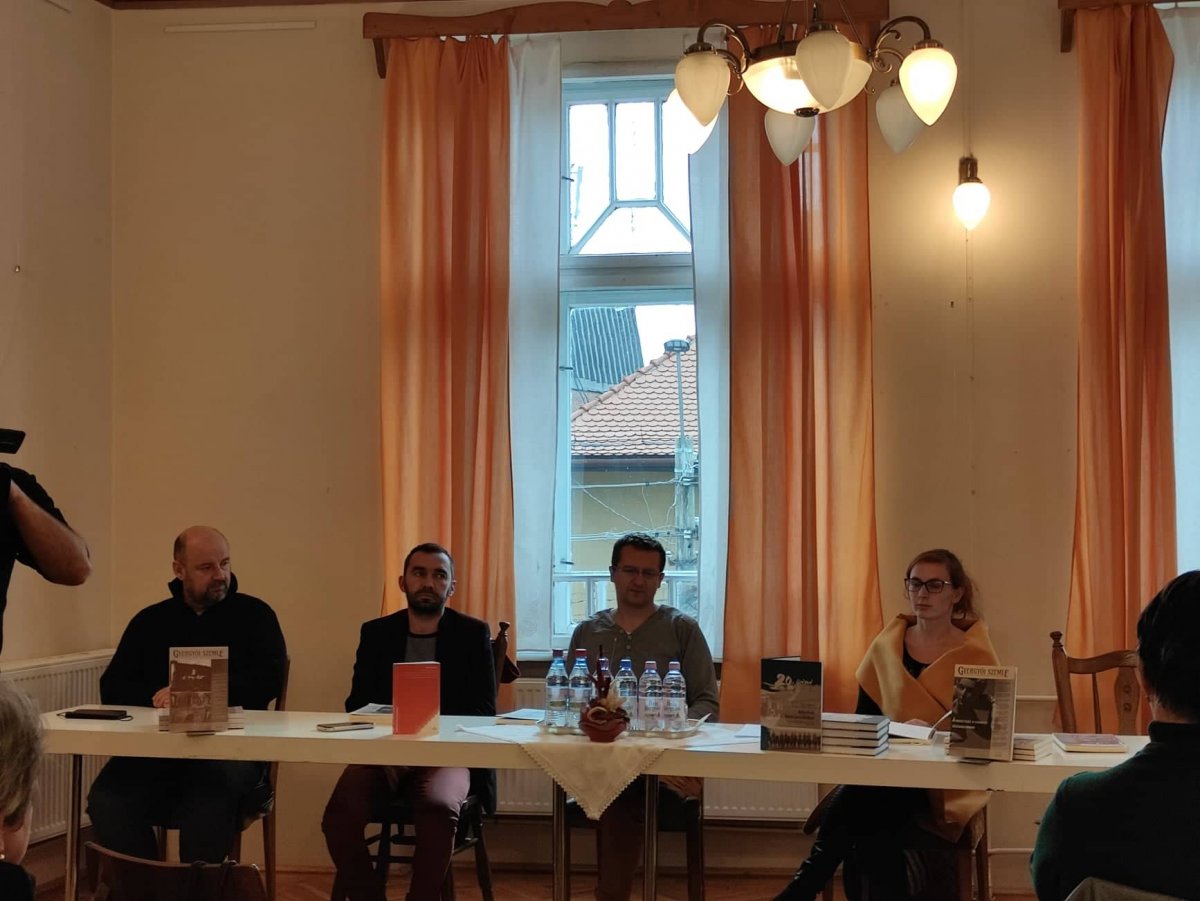 Köllő Miklós műépítész, Ferencz Zoltán képzőművész, Nagy József főszerkesztő és Sólyom Gabriella szerkesztő mutatta be a Gyergyói Szemle kiadványait •  Fotó: Barabás Orsolya