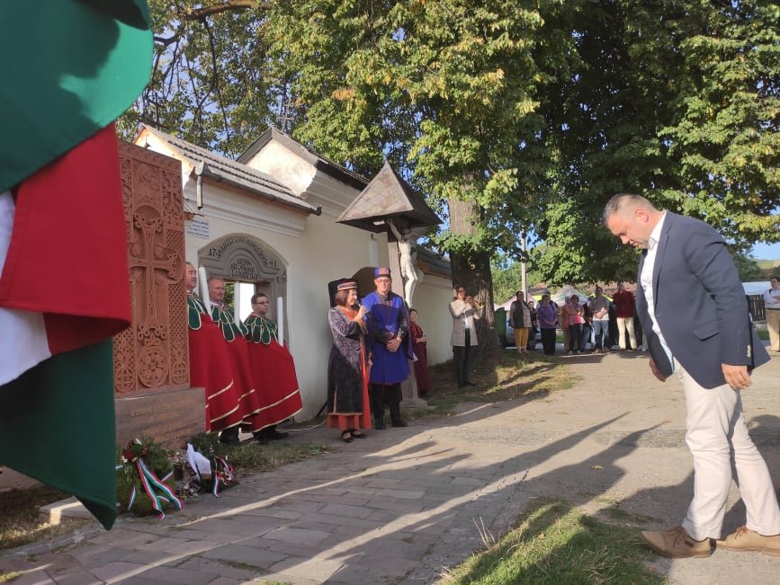 Barti Tihamér, Hargita Megye Tanácsánának alelnöke is tisztelgett az örmény emlémű előtt •  Fotó: Barabás Orsolya