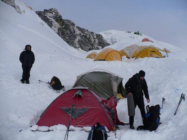 Még kutatnak a serpák az eltűnt magyar hegymászók után