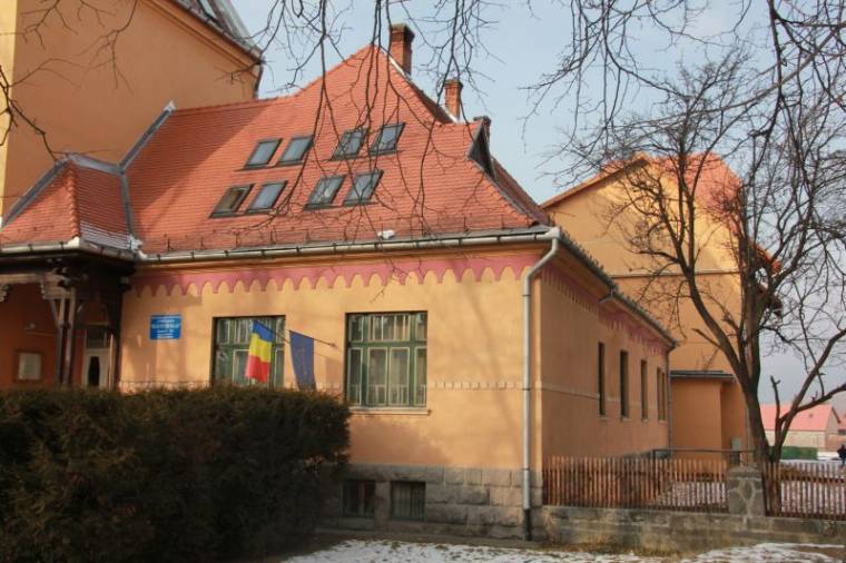Iskolás lányt kényszerítettek szexuális aktusra