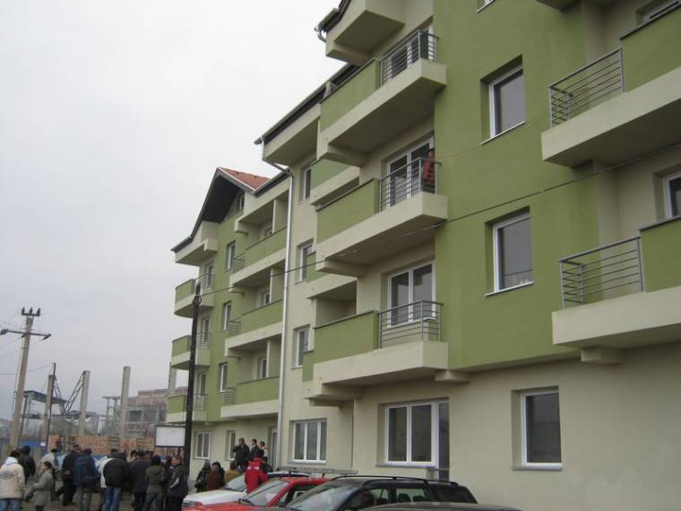 Szalagvágás a szociális tömbháznál