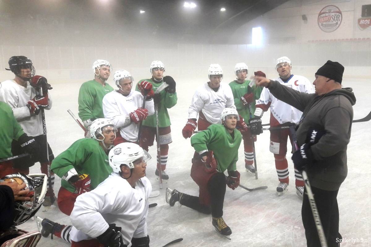 Megtartotta az első edzéseket a gyergyói jégkorongcsapat új szakvezetője &bullet;  Fotó: Gergely Imre