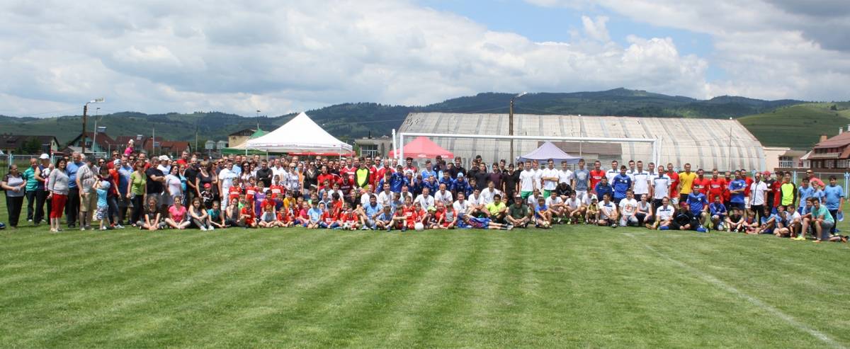 Népes volt a focistákból és nézőkből álló jószándékúak tábora &bullet;  Fotó: Rokaly Balázs