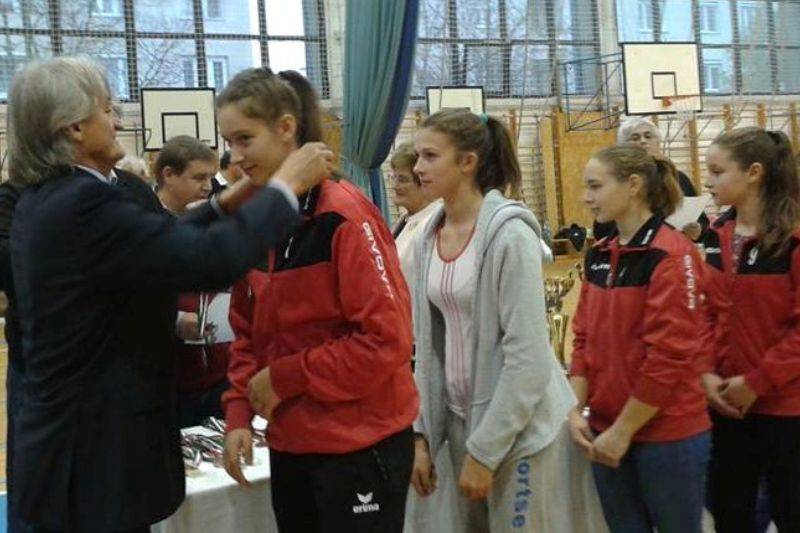 Kű Lajos akasztotta a bronzérmet a gyergyói lányok nyakába •  Fotó: Szárhegyi Bástya