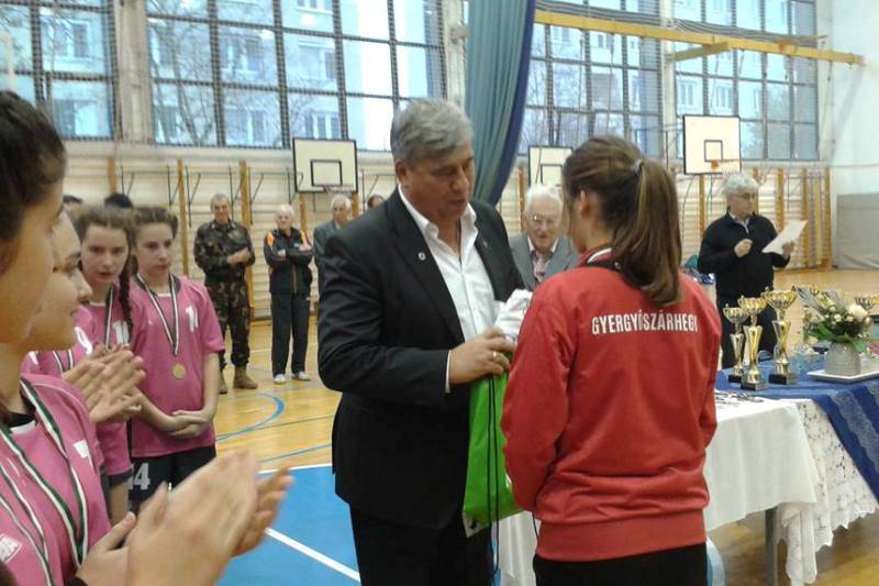 Mocsai Lajos adta át Szabó Dalma különdíját •  Fotó: Szárhegyi Bástya