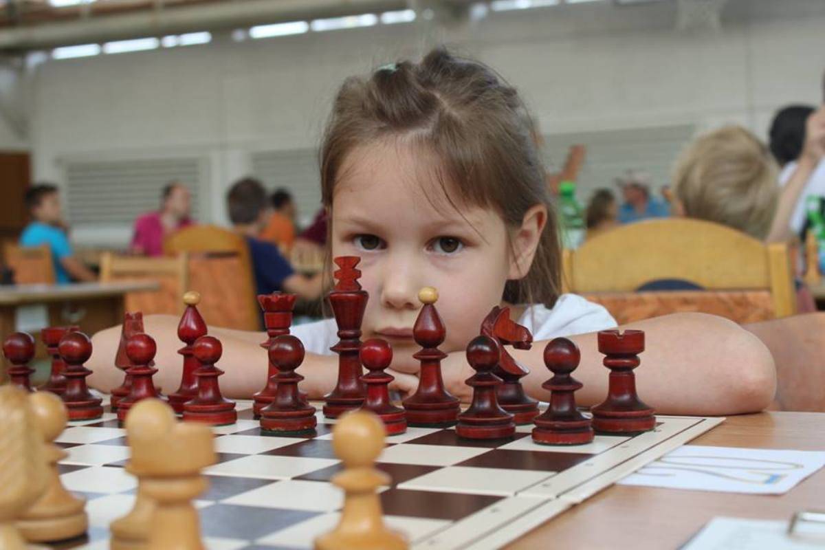 Abigél alig éri fel az asztalt, mégis meggyűjti ellenfelei dolgát 