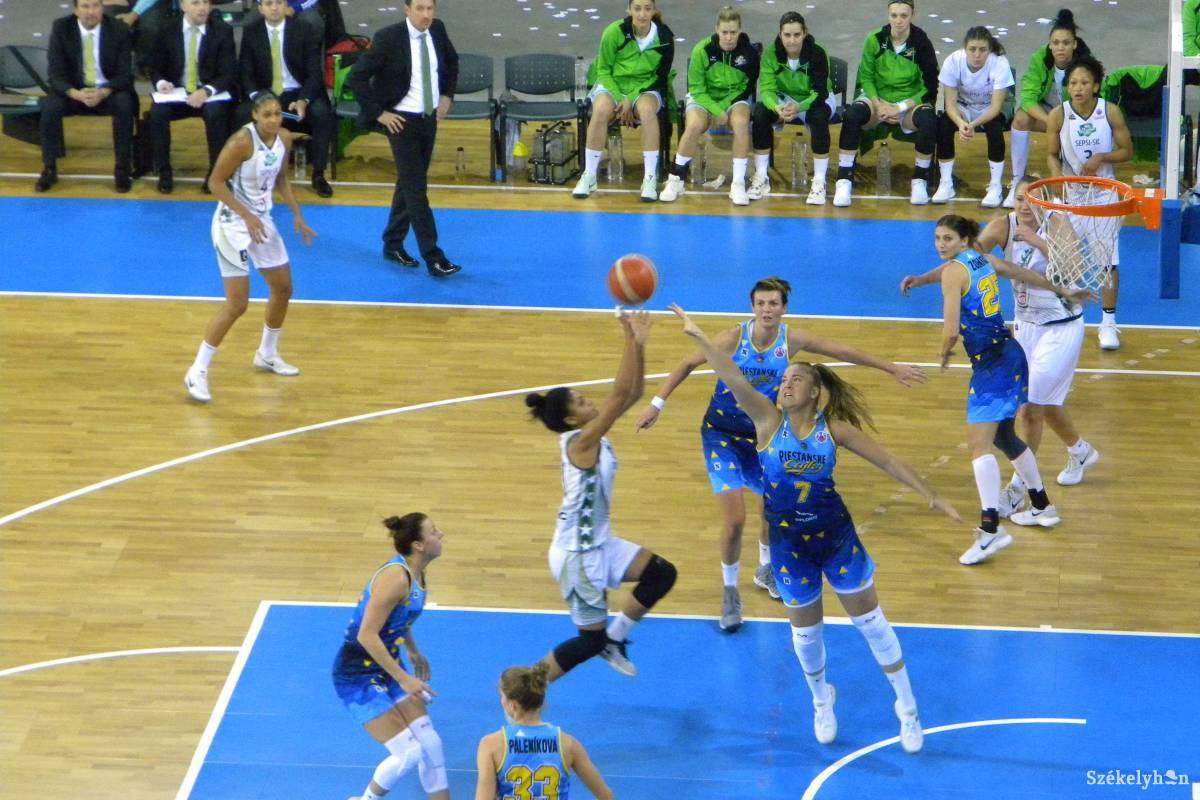 &bullet;  Fotó: Sánta Imre